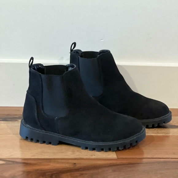 GAP. Size 2 (girls). Black faux suede Chelsea boots. Mint condition. - Picture 4 of 8